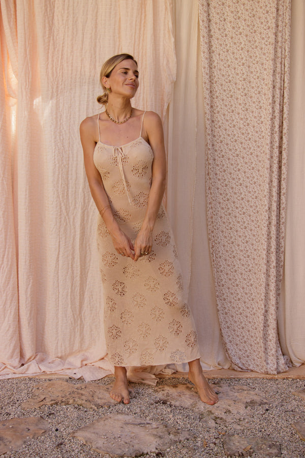 VESTIDO HUESO LARGO TEJIDO